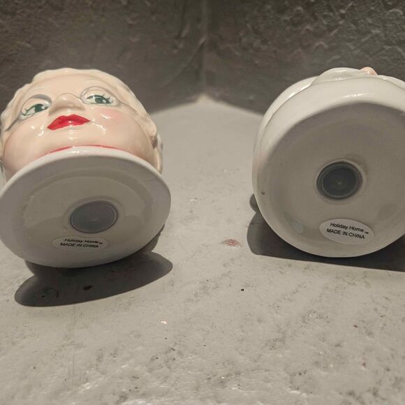 Santa and Mrs Claus Ceramic Salt and Pepper Shakers Holiday Home - Picture 4 of 7